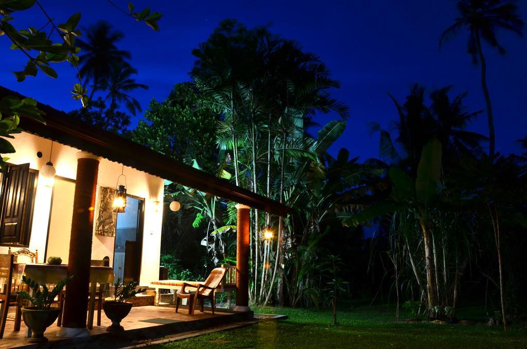 Aknara Rest Hotel Weligama Esterno foto