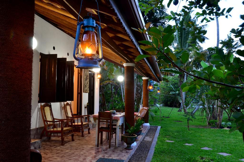 Aknara Rest Hotel Weligama Esterno foto
